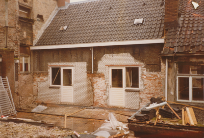863285 Gezicht op de achtergevels van de pand Bergstraat 10-12 in Wijk C te Utrecht, tijdens de renovatie.